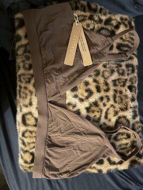 SKIMS FITS EVERYBODY TRIANGLE BRALETTE.
Color Cocoa XL
Color Onyx XL